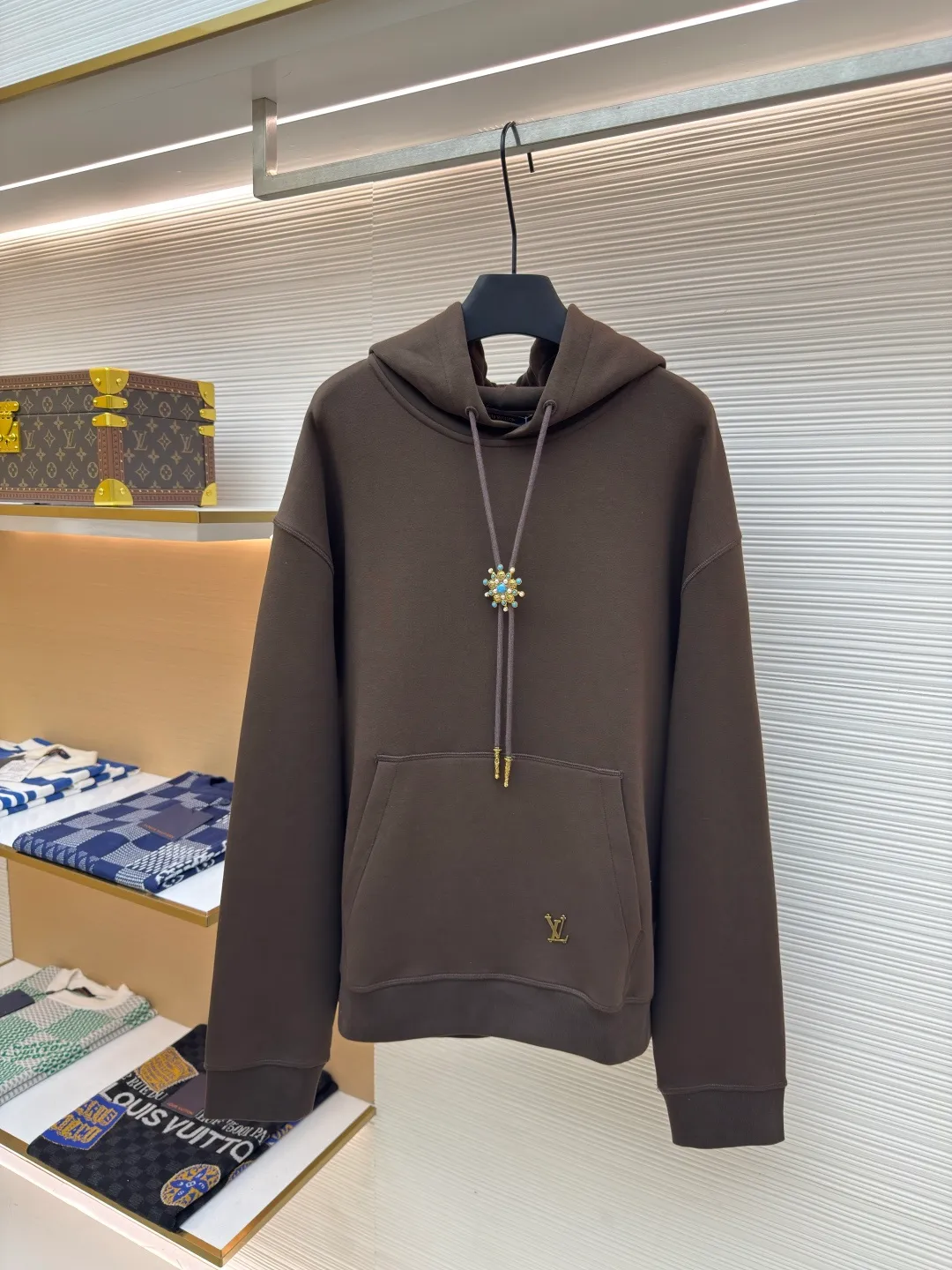 LOUIS VUITTON Sunflower copper sweatshirt ●Authentic product: purchased and developed by 17917 ●Item number: 1680241-B05 ●Fabric: double-sided plain weave fabric ●Technology: knitted ●Version: fitted version ●Weight: about 805 grams ●Size: XS-S-M-L ●Description: Made of nylon-cotton knitted double-sided plain fabric, weight 350g. Three styles of hardware were custom-made from the mold. All were made of aluminum alloy materials. The barrel plating process electroplated antique gold. The inside of the flower on the hat rope was inlaid with hand-made glue. The surface of the turquoise flat buckle was hand-painted and then a blower blew the paint away. Then it was sealed with a high-gloss transparent glaze. The overall vision has a halo effect. The middle letters are aligned in the middle. The front pockets are hand-sewn on the letter sign. The overall workmanship is very complicated. The embroidery is made with heat-capacitive glue, which needs to be ironed to ensure quality. The checkerboard pattern needs to be positioned correctly, so it is very fast. Each process of the entire garment is slow and time-consuming.
